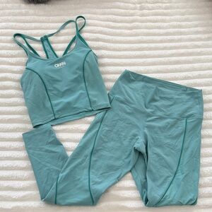 Old Navy Teal Sports Bra and Leggings Set